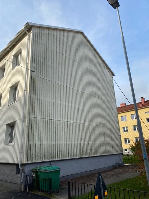 Gavelfasad på flerbostadshus i Jönköping med tydliga smutsränder före fasadtvätt