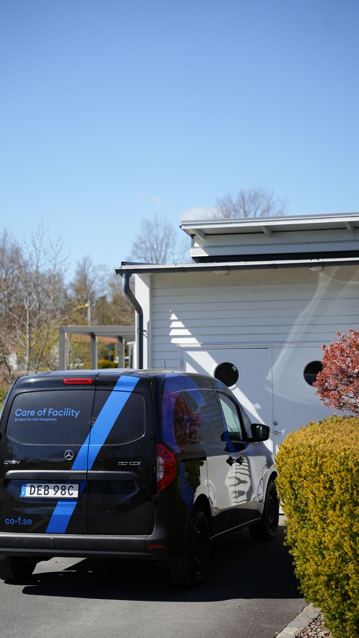 Care of Facility-profilerad servicebil parkerad på en villauppfart