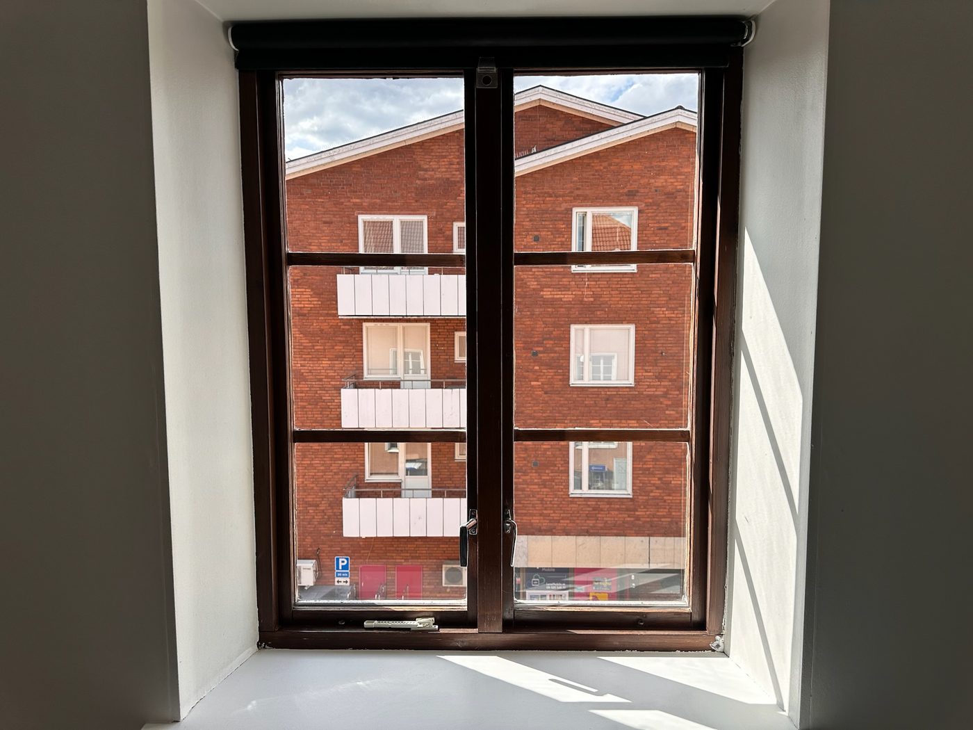 Samma fönster efter flyttstädning – rent glas och avtorkade karmar och bågar